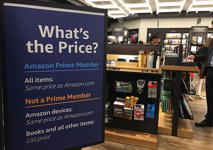 「ホールフーズ」の買収でアマゾンは何を狙うのか？（写真は先月末ニューヨークにオープンしたアマゾンのリアル書店）