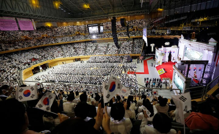 統一教会の合同結婚式　（2014年）　REUTERS/Kim Hong-Ji