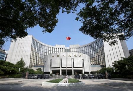 　１１月２６日、中国人民銀行（中央銀行）は、穏健な金融政策をより柔軟かつ的を絞った形で運営する方針を示した。写真は２０１８年９月、北京の人民銀前で撮影（２０２０年　ロイター／Jason Lee）