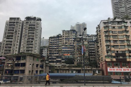 　５月２０日、中国住宅都市農村建設省は、地方政府による不動産価格抑制の取り組みに対する検査を強化し、取り組みが不十分な場合は責任を取らせる方針を明らかにした。写真は重慶市忠県の居住用ビル。昨年１１月撮影（2018年　ロイター／Yawen Chen）