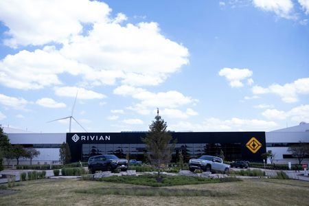 　８月２５日、米新興電気自動車（ＥＶ）リビアン・オートモーティブは、イリノイ州ノーマルにある製造工場の駐車場で２４日夜に火災が発生し、多数の車両が損傷したと発表した。写真は６月、ノーマルにある同社の製造工場で撮影（２０２４年　ロイター/Joel Angel Juarez）