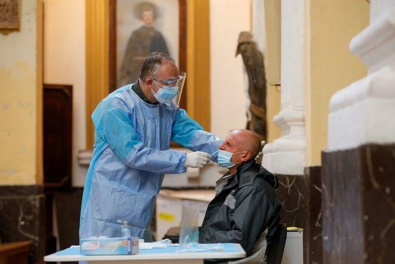 イタリアの国立がん研究所（ＩＮＴ）が同国では新型コロナウイルスが昨年９月時点ですでに循環していたとの研究を発表したことを受け、欧米の一部科学者の間ではさらなる調査を求める声が高まっている。ナポリで１８日撮影（２０２０年　ロイター/CIRO DE LUCA）