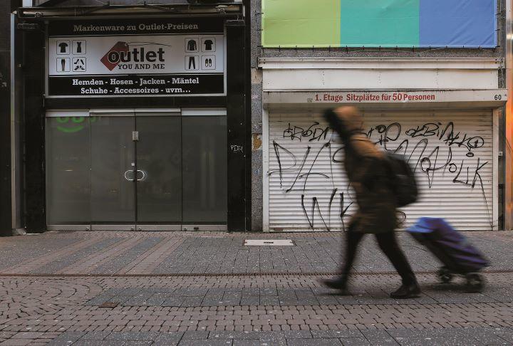 新型コロナは小さな商店や企業に打撃をもたらしたが　THILO SCHMUELGEN-REUTERS