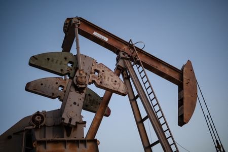 　２０日アジア時間の原油先物は下落。欧州の主要国と日本がホルムズ海峡の安全な航行を確保するための取り組みに参加する用意があると表明したほか、米国が供給拡大に向けた措置を示唆したことなどを受けた。写真は米テキサス州ミッドランドで昨年６月撮影（２０２６年　ロイター／Eli Hartman）