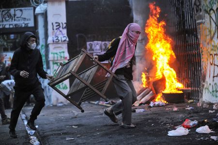 　反政府デモが広がるインドネシアで、警察が主要地方都市バンドンにある２つの大学付近でデモ参加者の群衆に催涙ガスを発射した。写真は抗議デモの参加者ら。９月１日、インドネシア・西ジャワ州のバンドンで撮影（２０２５年　ロイター/Dimas Wibisono）