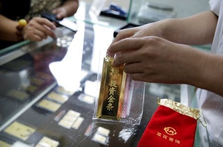 　７月３０日、中国当局と主要銀行は、国内投資家による活発な貴金属取引の抑制に動いている。今年は一部の臆測により石油取引市場が混乱したが、同様の状況を防ぐ狙いがある。写真は北京で昨年８月撮影（２０２０年　ロイター／JASON LEE）