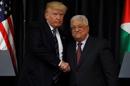 　５月２３日、トランプ米大統領（写真左）はヨルダン川西岸のパレスチナ自治区ベツレヘムを訪問し、自治政府のアッバス議長（写真右）と１時間にわたって会談した（２０１７年　ロイター/Jonathan Ernst）