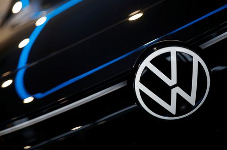　ドイツの自動車最大手フォルクスワーゲン（ＶＷ）がフランスの自動車大手ルノーとの間で、２万ユーロで買える電気自動車（ＥＶ）の共同開発に向けて協議しており、２０万─２５万台を年間生産目標としていると、８日付ドイツ経済紙ハンデルスブラットが報じた。写真はＶＷのロゴ。仏ナント近郊で１１月撮影（２０２３年　ロイター／Stephane Mahe）