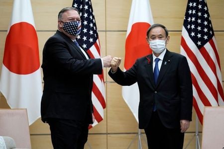 茂木敏充外相との４カ国外相会談を開催するため来日中の米印豪の外相が６日午後、菅義偉首相を表敬訪問した。菅首相は「我が国が力強く進めてきた『自由で開かれたインド太平洋』（との概念が）、まさに地域における平和と繁栄に向けたビジョンとして国際社会に広く通じるようになった」と指摘し、菅政権でも基本方針とすると述べた。写真は、その前に行われたポンペオ米国務長官との会談前の交歓風景。2020年10月6日に撮影。（2020年　ロイター／プール撮影経由）