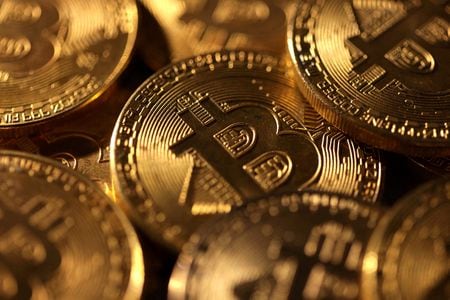 ビットコインのイメージ。2024年11月25日撮影。REUTERS/Dado Ruvic/Illustration/File Photo