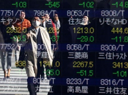 　２月１６日、寄り付きの東京株式市場で、日経平均株価は前営業日比９１円０１銭高の２万１５５５円９９銭となり、続伸で始まった。前日の米株市場でダウは３００ドルを超す上昇となり５日続伸。写真は２０１６年１１月、東京の証券会社の株価ボード前で撮影（2018年　ロイター／Issei Kato）