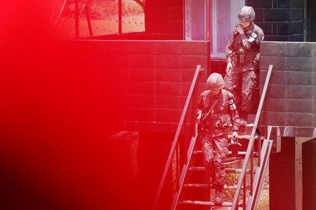 　１１月５日、韓国軍合同参謀本部は、南北軍事境界線を越えて韓国側に入った北朝鮮人男性が亡命の意思を示していると明らかにした。写真は非武装地帯（DMZ）近くの警備所の韓国兵士。韓国パジュで６月撮影（２０２０年　ロイター／Kim Hong-Ji）