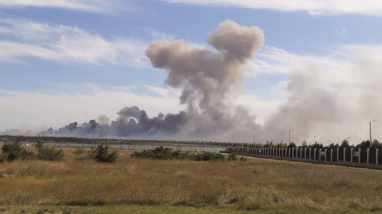 8月9日、クリミア半島のロシア軍基地方面から爆発音と煙が……　SOCIAL MEDIAｰREUTERS