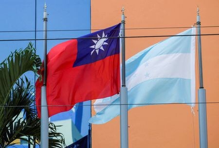 　３月１６日、台湾は、台湾と断交し中国との国交樹立に動くホンジュラスに対し、債務を抱えていても中国からの援助という「毒」にまどわされないよう警告した。写真は台湾とホンジュラスの旗。ホンジュラスのテグシガルパ で１５日撮影（２０２３年　ロイター／Fredy Rodriguez）