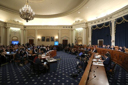 ロイター／イプソスのオンライン世論調査によると、米下院で今週始まったトランプ米大統領の弾劾調査を巡る公聴会の影響は限られ、米外交官による初の証言前後でトランプ氏の弾劾に対する支持率の変化はほぼ見られなかった。ワシントンで１３日撮影（２０１９年　ロイター/JOSHUA ROBERTS）