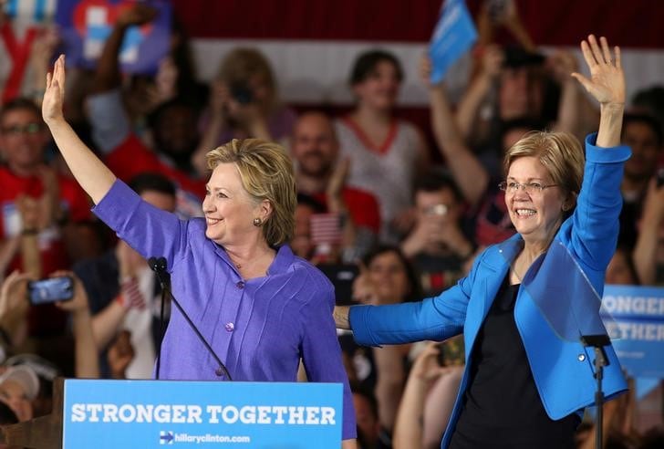 ６月２７日、米大統領選の民主党候補指名を確実にしたヒラリー・クリントン前国務長官（写真左）の集会に、副大統領候補の１人であるエリザベス・ウォーレン上院議員（マサチューセッツ州選出）が初参加した。オハイオ州で撮影（２０１６年　ロイター/Aaron Josefczyk）