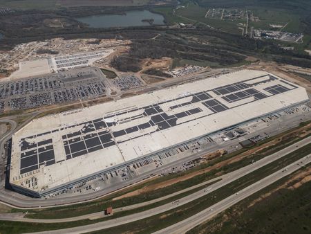 　２月１日、米電気自動車（ＥＶ）大手テスラのイーロン・マスク最高経営責任者（ＣＥＯ）は、同社の「設立州」をデラウェアからテキサスに変更する是非について株主投票を実施すると表明した。写真は昨年２月、米テキサス州オースティンにあるテスラのギガファクトリーで撮影（２０２４年　ロイター/Go Nakamura）