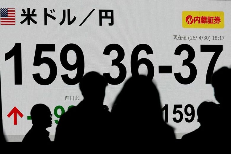 2026年4月30日、東京の証券会社の前で、米ドルと日本円の為替レートを示す株価ボードの前を通り過ぎる歩行者。REUTERS/Kim Kyung-Hoon TPX IMAGES OF THE DAY