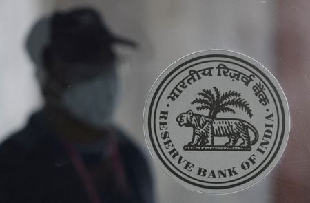 ５月９日、インド政府は、国債利回りが２０１９年以来の高水準に達する中、インド準備銀行（中央銀行）に国債買い入れ、もしくは公開市場操作の実施を求めている。写真はインド準備銀のロゴ。ムンバイで４月撮影（２０２２年　ロイター/Francis Mascarenhas）