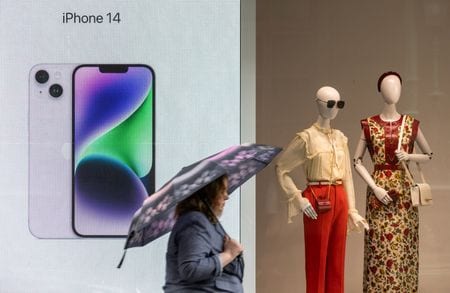 　ロシアのデジタル開発省は、職員がアップルのｉＰｈｏｎｅとｉＰａｄを業務目的で使用することを禁止した。インタファクス通信がマクスット・シャダエフ・デジタル開発相の発言を引用し、１１日に報じた。モスクワで５月撮影（２０２３年　ロイター／Maxim Shemetov）
