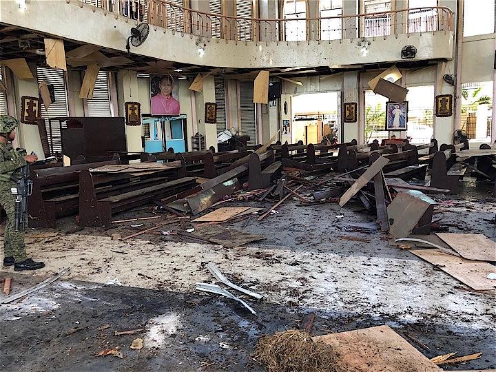 フィリピン南部ホロ島のカトリック教会で爆弾が爆発、市民や警備の兵士ら21人が死亡した。REUTERS