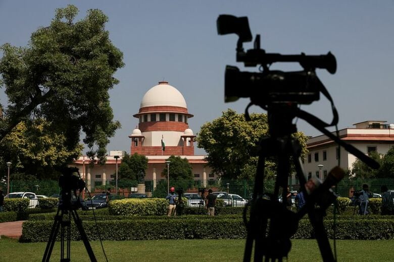 最高裁判所近くのメディア関係者のカメラ。2022年10月、インド・ニューデリーで撮影。REUTERS/Anushree Fadnavis