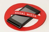 英国が出した「16歳未満のSNS禁止令」に、被害者遺族が疑問を投げかける理由