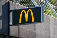「最低だ」「ひど過ぎる」...マクドナルドが公開したAI生成のクリスマス広告に批判殺到