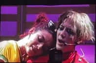 【動画】うっとりとした表情でジャクソン・ワンに体を擦り付け、あちこち触りまくるファンの女性