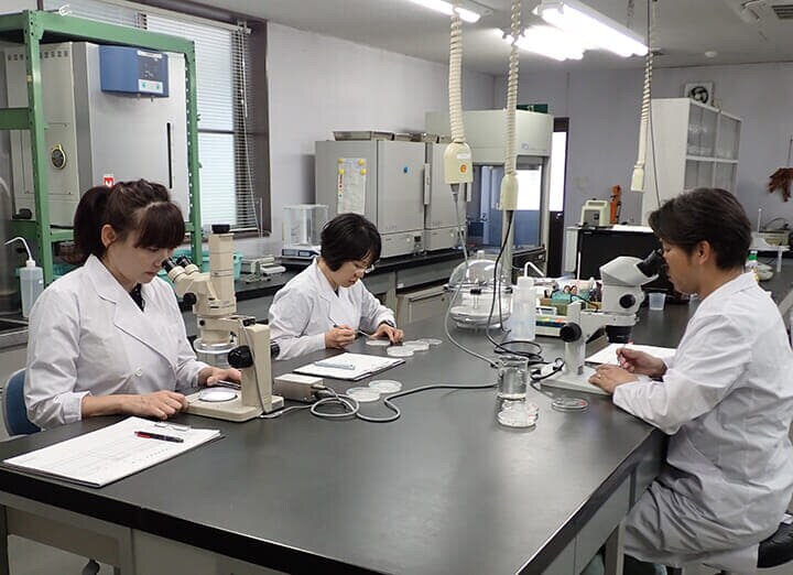 RSセンターにおける種子の品質検査の様子