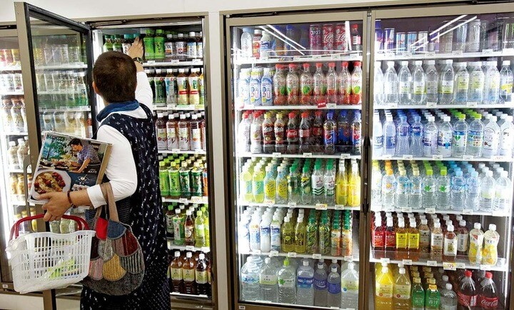 大量のペットボトル飲料が並ぶ横浜のコンビニ