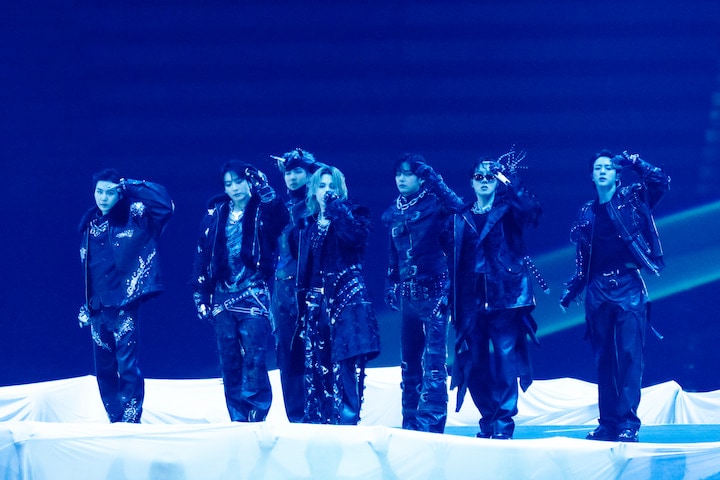 リード曲「SWIM」を歌うBTS