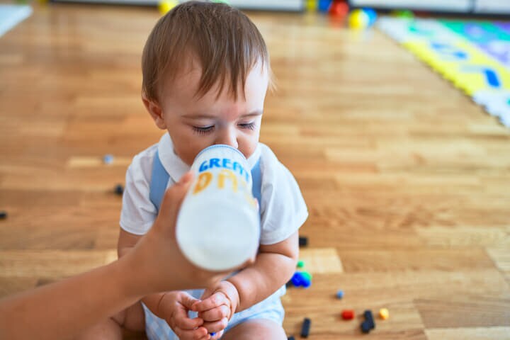 乳児用粉ミルクを手作りするための様々なレシピが拡散している...... AaronAmat -iStock