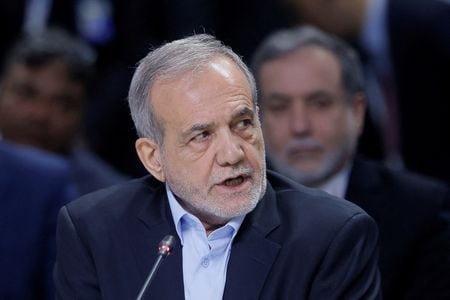 　イラン外務省は１１月２４日、英国、ドイツ、フランスの３カ国と２９日にイラン核開発問題を協議する次官級会合を開くと発表した。写真はイランのペゼシュキアン大統領。１０月２４日、ロシアのカザンで代表撮影（２０２４年　ロイター）