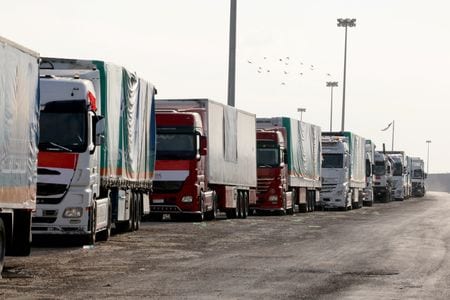 米ホワイトハウスは３１日、イスラエルとイスラム組織ハマスの衝突で人道危機が発生しているパレスチナ自治区ガザに、過去２４時間で人道支援物資を積載した６６台のトラックが入ったと明らかにした。今後、ガザに入るトラックの台数は増えるとしている。写真は１０月３１日、ガザ地区とエジプトの境界にあるラファ検問所の通過を待つ支援物資を搭載したトラック（２０２３年　ロイター／Mohamed Abd El Ghan）