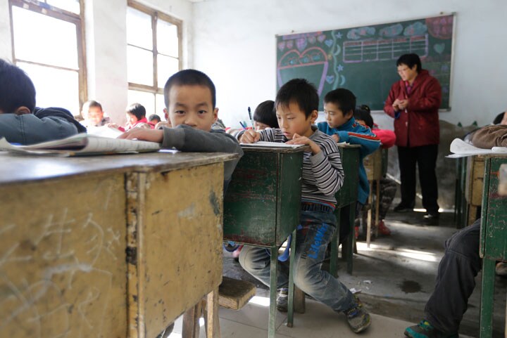 北京郊外、出稼ぎ労働者の子供向けの学校。2003年の撮影当時、まだ高い学費が必要だった　Jason Lee-REUTERS