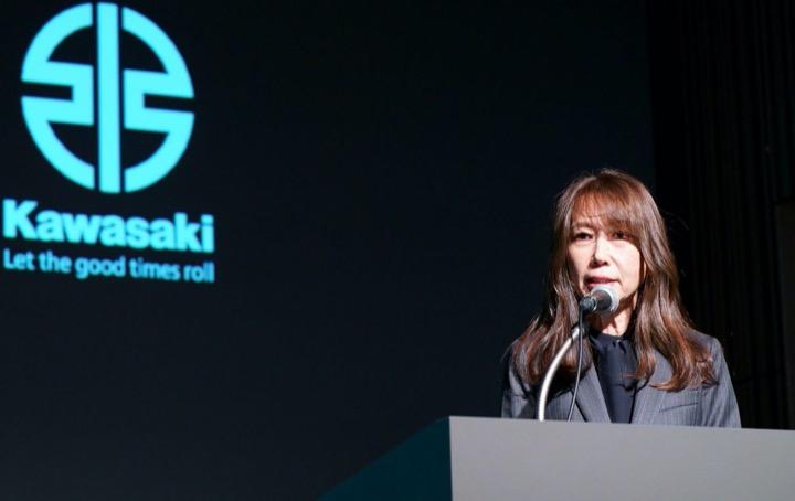 10月6日に行われたカワサキモータース事業説明会に登壇し、スピーチするKMJ新社長の桐野英子氏　　写真提供＝カワサキモータース