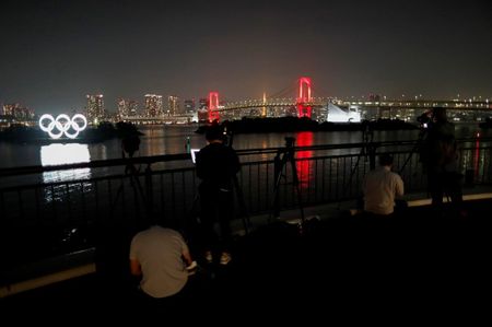 　６月９日、時事通信共同通信など国内メディアによると、東京都内で新たに１２人が新型コロナウイルスに感染していることが確認された。写真は「東京アラート」発令で赤い照明に切り替えられたレインボーブリッジ。６月２日、東京で撮影（２０２０年　ロイター/Issei Kato）