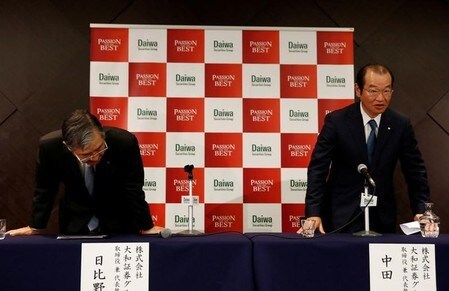 　１月３０日、大和証券グループ本社の社長に４月１日付で就任する中田誠司副社長（写真右）は今後の戦略について、Ｍ＆Ａ業務のグローバル展開のほか、アジアにおけるウェルスマネジメント業務の拡大や不動産投信（ＲＥＩＴ）のような新規ビジネスの展開に前向きな姿勢を示した（２０１７年　ロイター/Kim Kyung-Hoon）