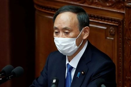 　菅義偉首相は３月３日の参院予算委員会で、今月１１日に発生から１０年となる福島原発事故を踏まえた教訓について、安全神話と決別した原発政策が必要と述べた。写真は、衆院本会議で１月に答弁する菅首相。（２０２１年　ロイター／Issei Kato）