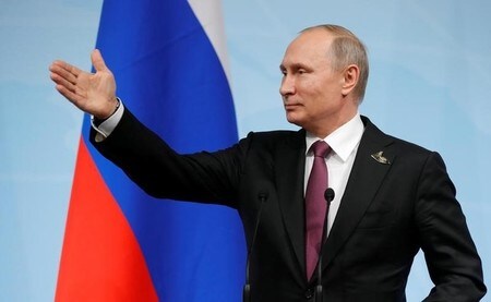 　７月２１日、ロシアのプーチン大統領（写真）は、２０１８年の大統領選に出馬するかどうかをまだ決めていないと明らかにした。また、大統領の再選上限を撤廃する憲法改正は行わない方針を表明した。写真はハンブルクで８日撮影（２０１７年　ロイター／Alexander Zemlianichenko）