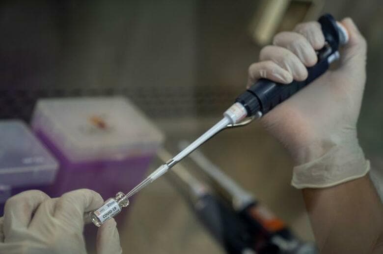 世界保険機関(WHO)の主任科学者、ソミヤ・スワミナサン氏は26日、英製薬アストラゼネカの新型コロナウイルスワクチンが開発面で最も進んでおり、最有力候補という見方を示した。写真はタイの研究施設の様子。5月撮影(2020年　ロイター/Athit Perawongmetha)