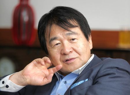 政府の成長戦略会議で民間議員を務める竹中平蔵・慶応義塾大学名誉教授（写真）は、新型コロナウイルスの影響で経営が悪化する重要インフラ企業を支援するため、かつての産業再生機構のような救済組織を設置するのも一案との考えを示した。２０１７年１０月、東京で撮影（２０２０年　時事通信）