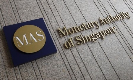 　４月１３日、シンガポール金融管理局（ＭＡＳ、中央銀行）は、２０１２年４月以来、６年ぶりに金融政策を引き締めた。写真はＭＡＳのロゴ。２０１３年２月にシンガポールの同管理局ビルで撮影（２０１８年　ロイター／Edgar Su）