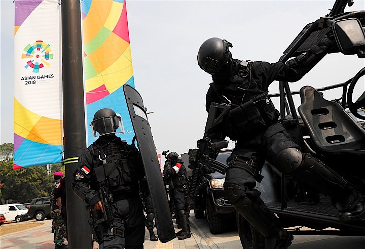 8月1日、ジャカルタ中心部ではアジア大会に向けたテロ対策の演習が行われた。　Beawiharta Beawiharta / REUTERS