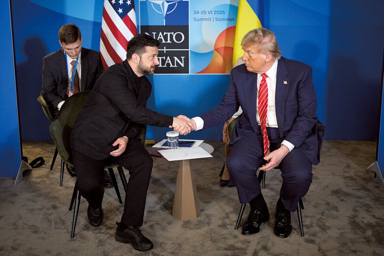 NATO首脳会議でゼレンスキーと握手するトランプ（6月25日）　UKRAINE PRESIDENTIAL PRESS OFFICEｰEYEPRESSｰREUTERS