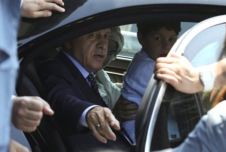 　７月１７日、トルコのエルドアン大統領（写真）を転覆させようとする企ての真っただ中、反政府側の戦闘機Ｆ１６のパイロット２人が、大統領機に照準を定めていた。イスタンブールの空港で１６日撮影（２０１６年　ロイター/Huseyin Aldemir）