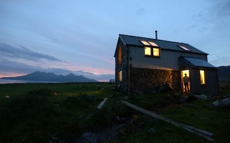 英送電大手のナショナル・グリッドは６日、欧州大陸諸国から電力を輸入できず、ガス火力発電所で使用する天然ガスも十分に輸入できなければ、今冬に家庭と企業に対し３時間の計画停電を実施せざるを得なくなる可能性があると警告した。（２０２２年　ロイター／Paul Hackett）