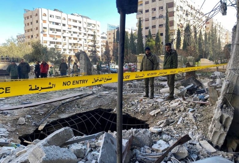 シリア国営通信は、イスラエルが同日未明にシリアの首都ダマスカス周辺にミサイル攻撃を実施し、5人が死亡して15人が負傷したと報じた。写真はダマスカスで同日、ロケット弾攻撃があった現場に立つ警官ら（2023年　ロイター／Firas Makdessi）