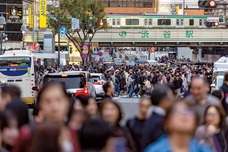 渋谷のスクランブル交差点で、カメラに向かってピースをしていた女の子が、背後から近づいてきた水色のコートの女性に突き飛ばされた（写真は本文と関係ありません）　LEWIS TSE/SHUTTERSTOCK